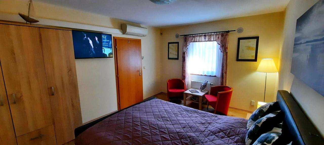 Pool Apartments Karlowe Wary Zewnętrze zdjęcie