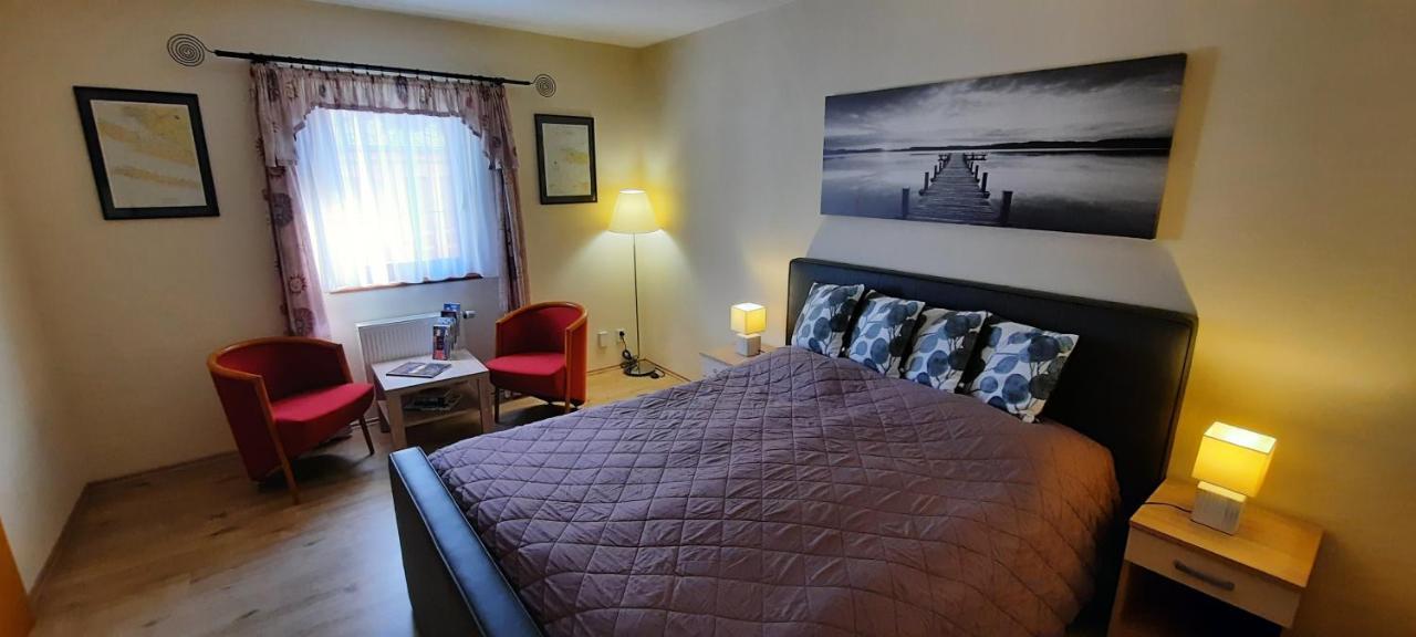 Pool Apartments Karlowe Wary Zewnętrze zdjęcie